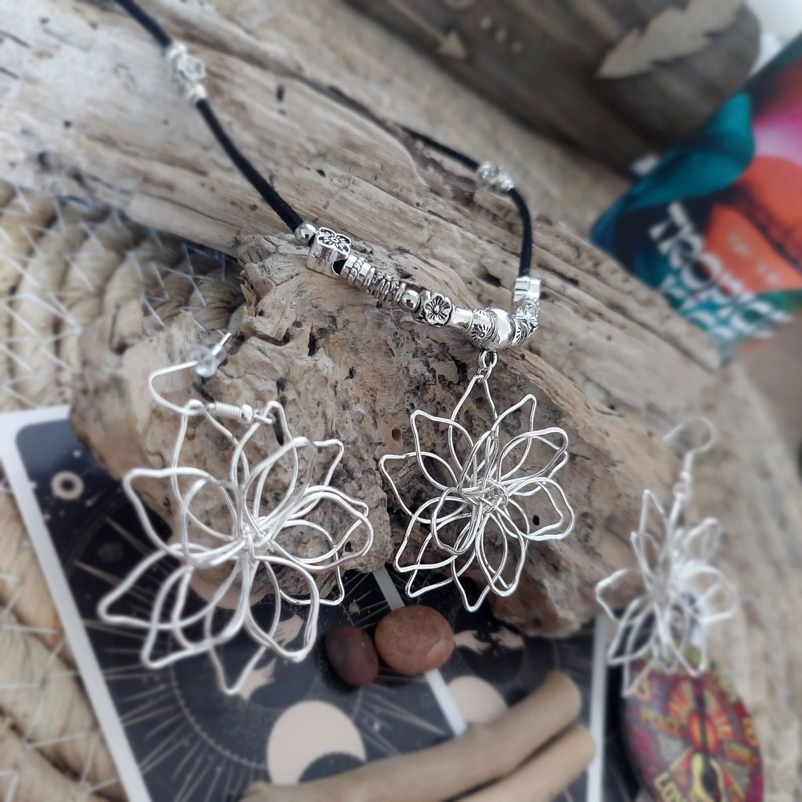 Parure boêmio, flower power, flor de fios entrelaçados, colar preto – photo 3
